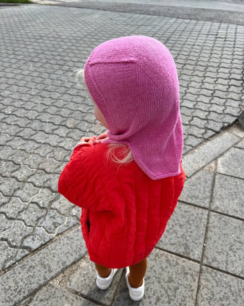 Barn iført pink Monday Balaclava