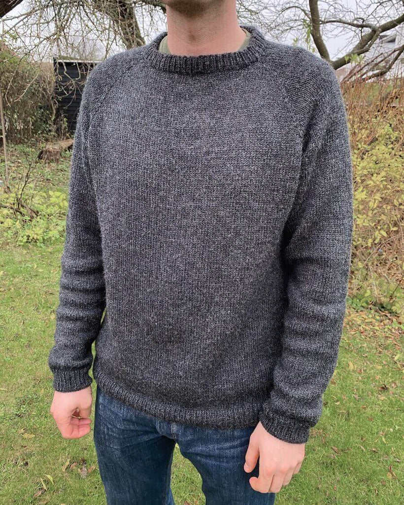 Mand iført koksgrå Hanstholm Sweater