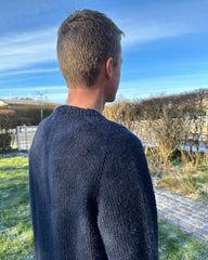 Mand iført blå Northland Sweater