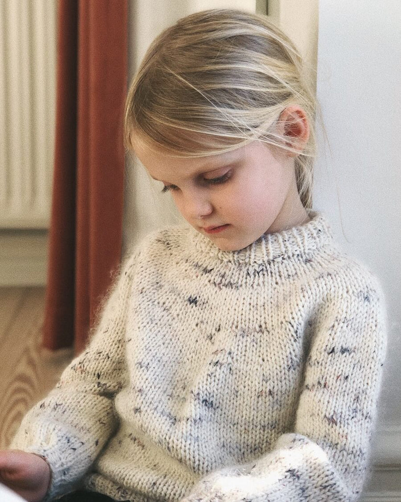 Barn iført lys nistret Novice Sweater Junior
