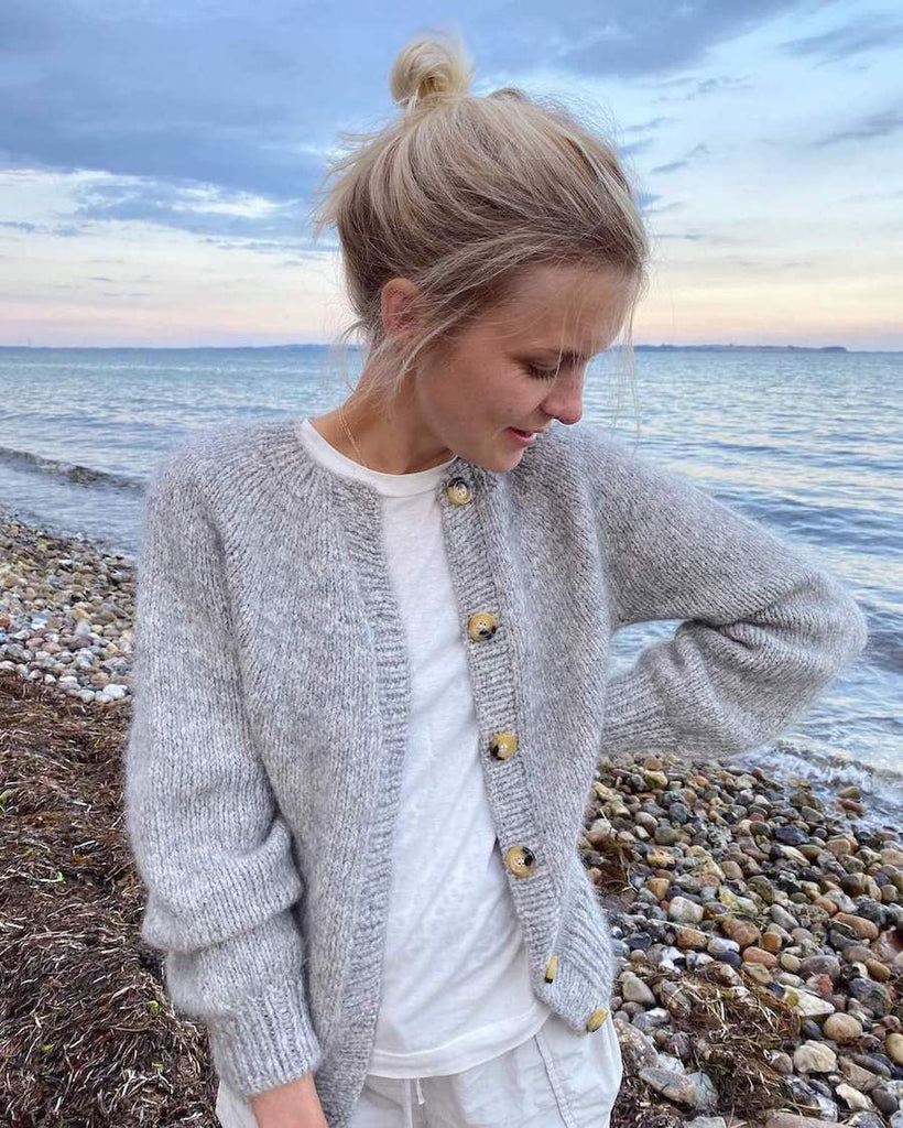 Kvinde iført lysegrå Novice Cardigan – Chunky Edition
