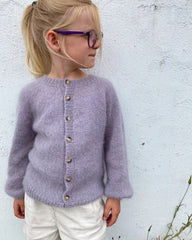 Barn iført lilla Novice Cardigan Junior – Mohair Edition