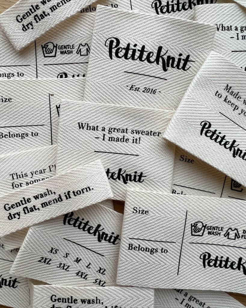 Petiteknit forskellige tekstillabels i en bunke