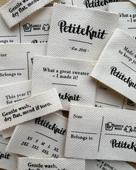 Forskellige labels med tekster fra petiteknit