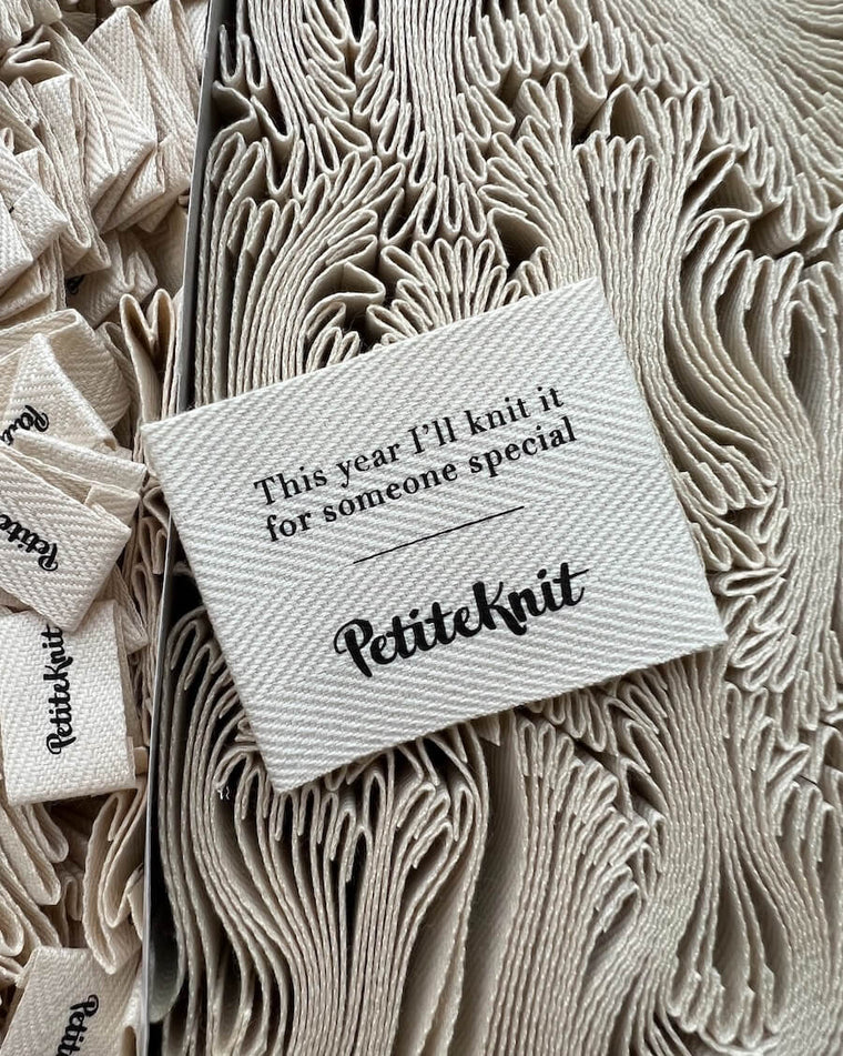 "This year I'll knit it for someone special" label på kasse og storkesaks
