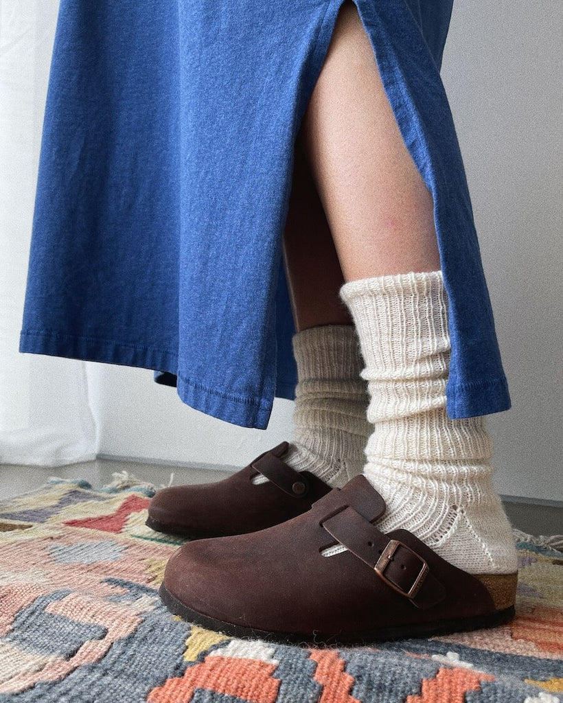 Kvinde iført hvide Penny Socks