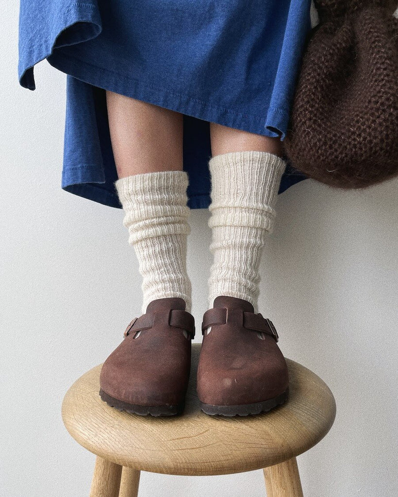 Kvinde iført hvide Penny Socks