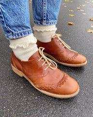 Kvinde iført hvide Ruffle Socks