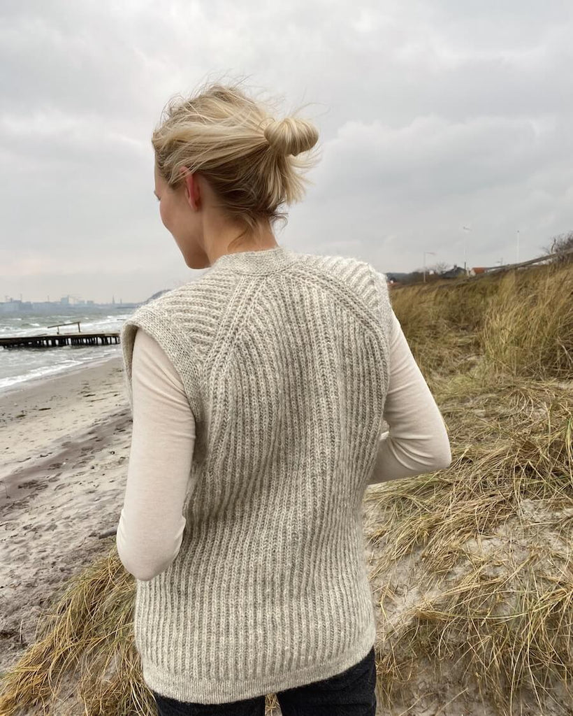 Kvinde iført lysegrå November Vest