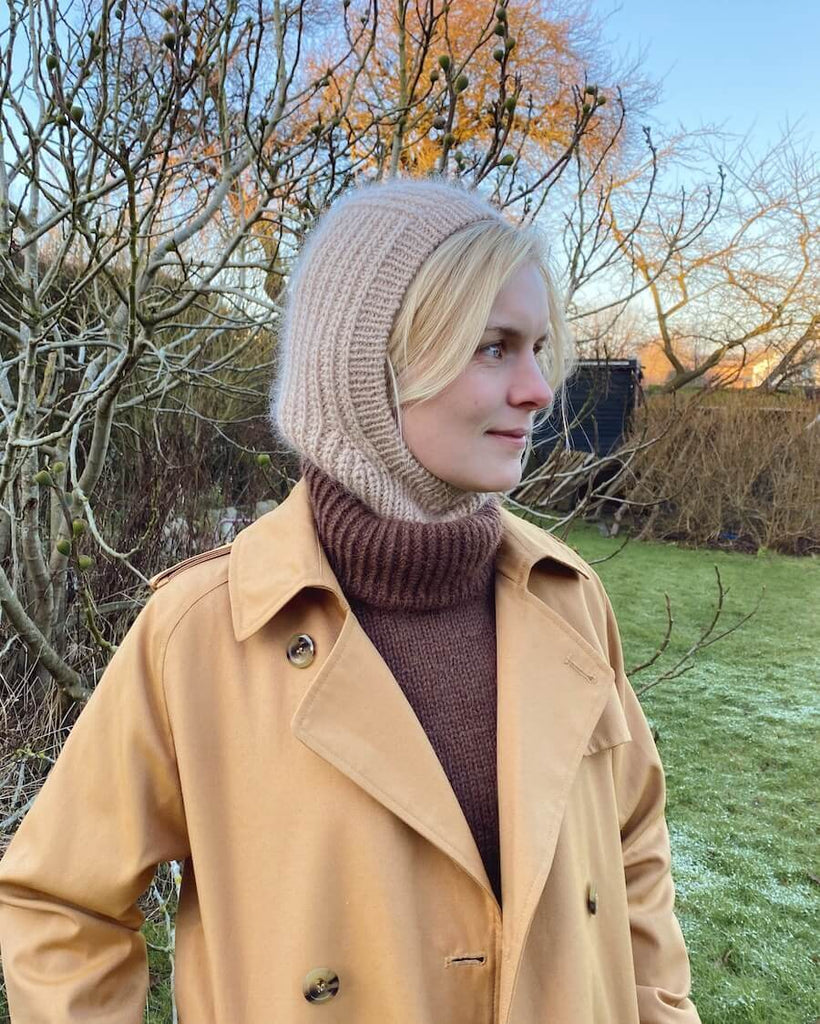 Kvinde iført lattefarvet November Balaclava
