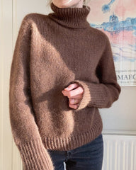 Kvinde iført brun Terrazzo Sweater