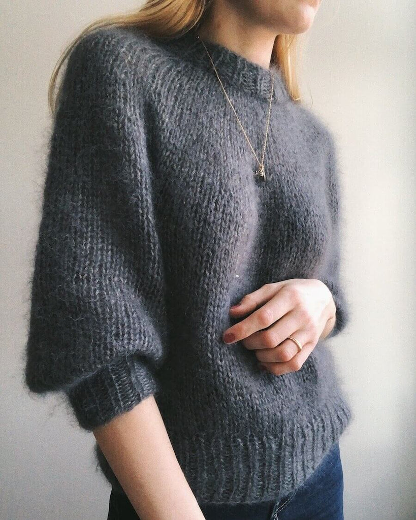 Kvinde iført grå Saturday Night Sweater
