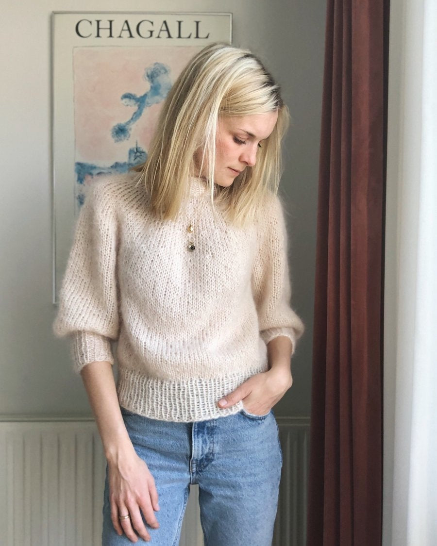 Kvinde iført hvid Saturday Night Sweater