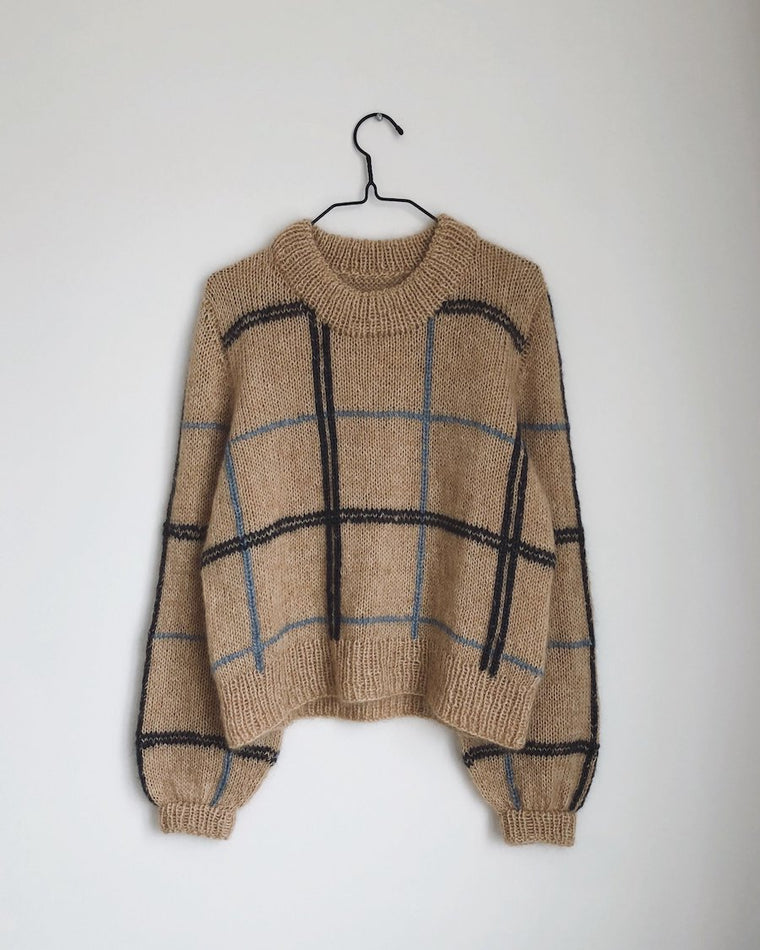 Kvinde iført beige Scotty Sweater