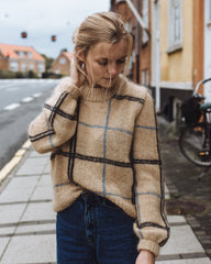 Kvinde iført beige Scotty Sweater