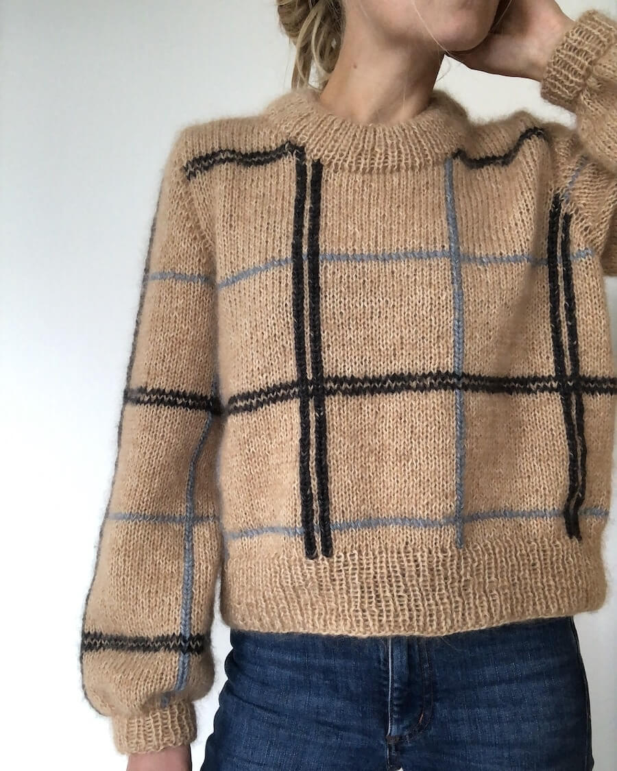 Kvinde iført beige Scotty Sweater