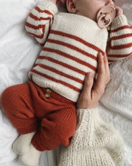 Baby iført hvidt og rødt Seaside Set