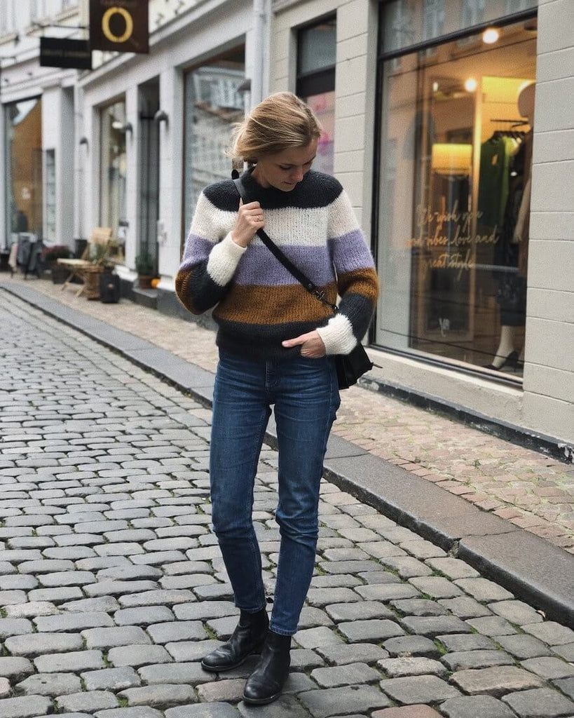 Kvinde iført stribet Sekvens Sweater