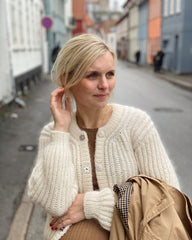 Kvinde iført hvid September Jakke