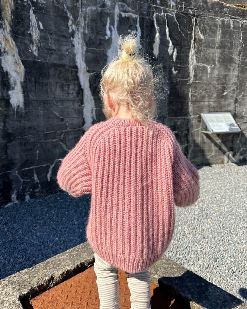 Pige iført lyserød September Sweater Junior set fra ryggen