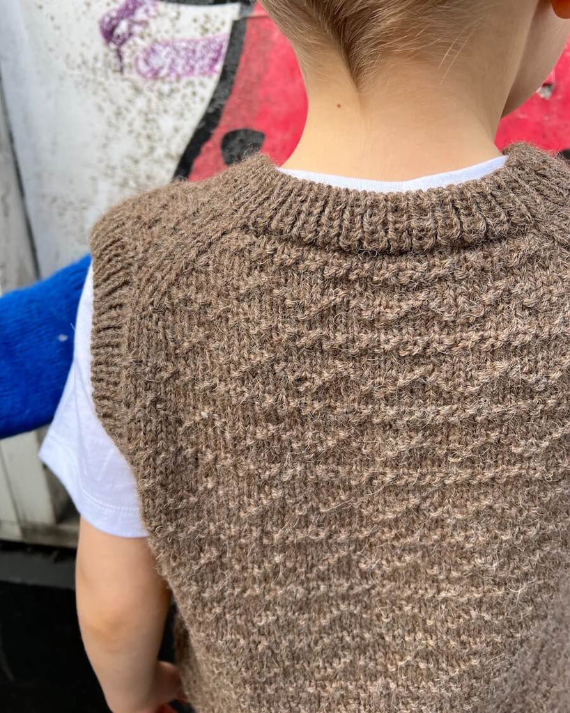 Barn iført Brun Sille Slipover Mini set fra ryggen