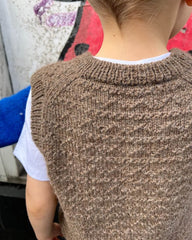 Barn iført Brun Sille Slipover Mini set fra ryggen