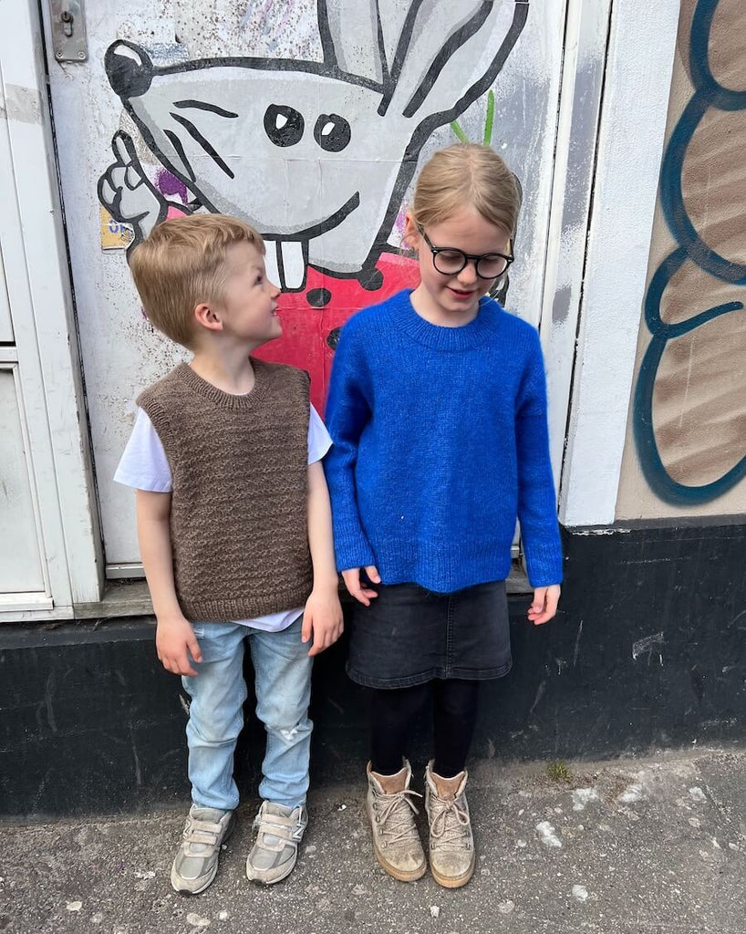 Pige iført blå Stockholm Sweater Junior