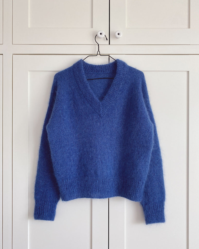 Blå Stockholm Sweater V-neck på bøjle