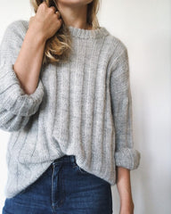 Kvinde iført lysegrå Striber På Langs Sweater
