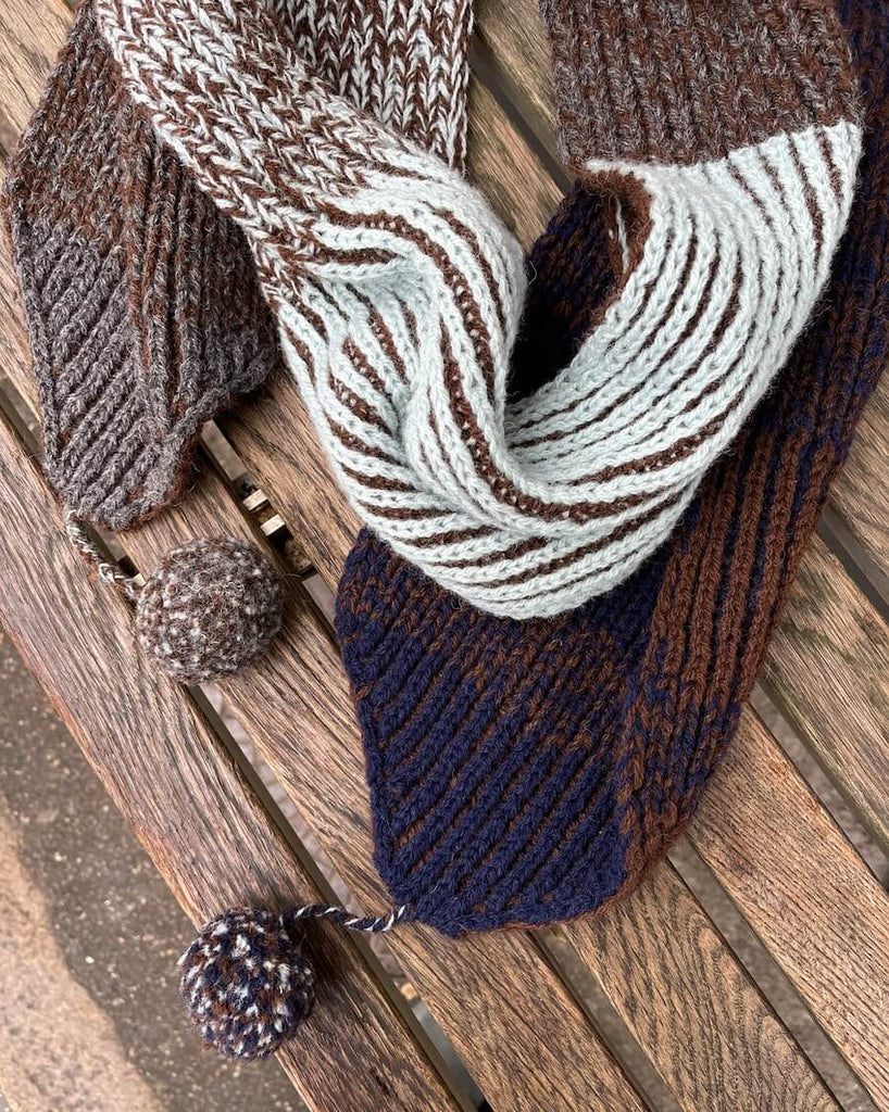 Liggebillede af brunt og lyseblåt Structure Scarf