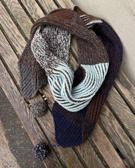 Liggebillede af brunt og lyseblåt Structure Scarf