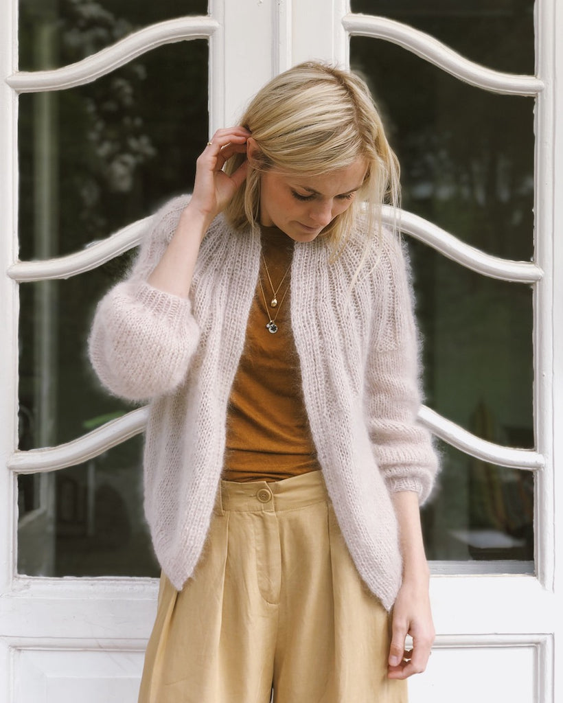 Kvinde iført hvid Sunday Cardigan – Mohair Edition