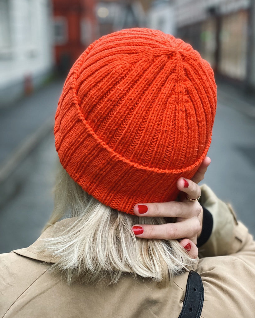 Kvinde iført orange Hipster Hue
