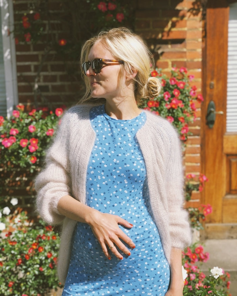Kvinde iført hvid Sunday Cardigan – Mohair Edition