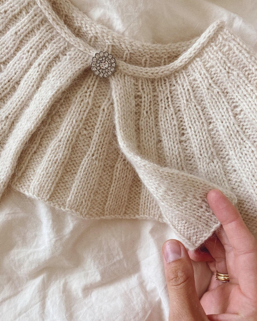 Detaljebillede af hvid Sunday Collar