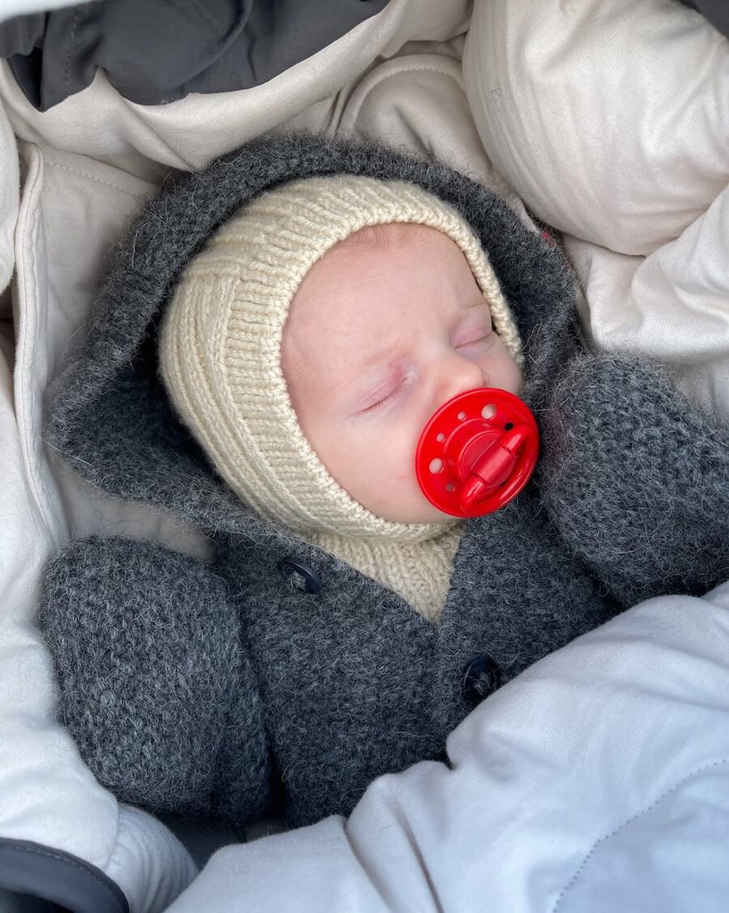 Baby iført gul Sunday Balaclava Baby