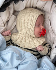 Baby iført gul Sunday Balaclava Baby