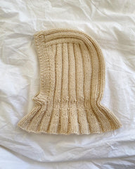 Liggebillede af gul Sunday Balaclava Baby