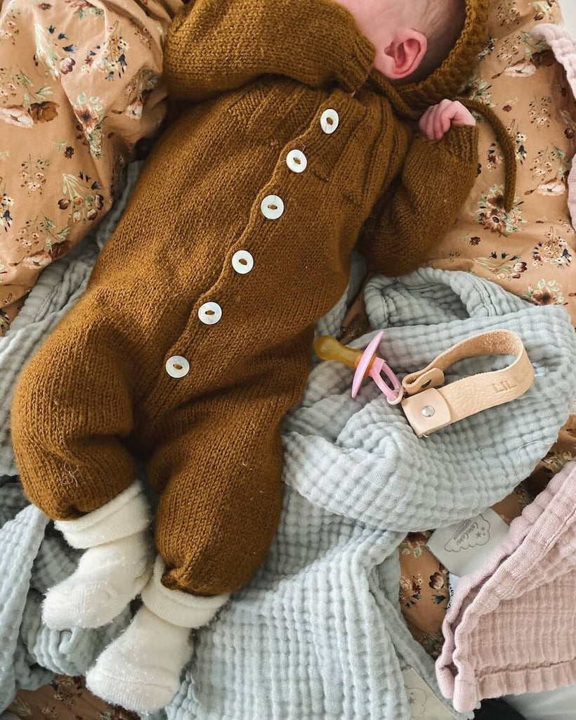 Baby iført brunt Sunday Suit 