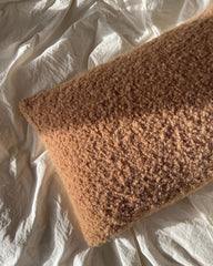 Brun Teddy Pillow på dyne