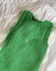 Grønne Teddy Pants liggende på dyne