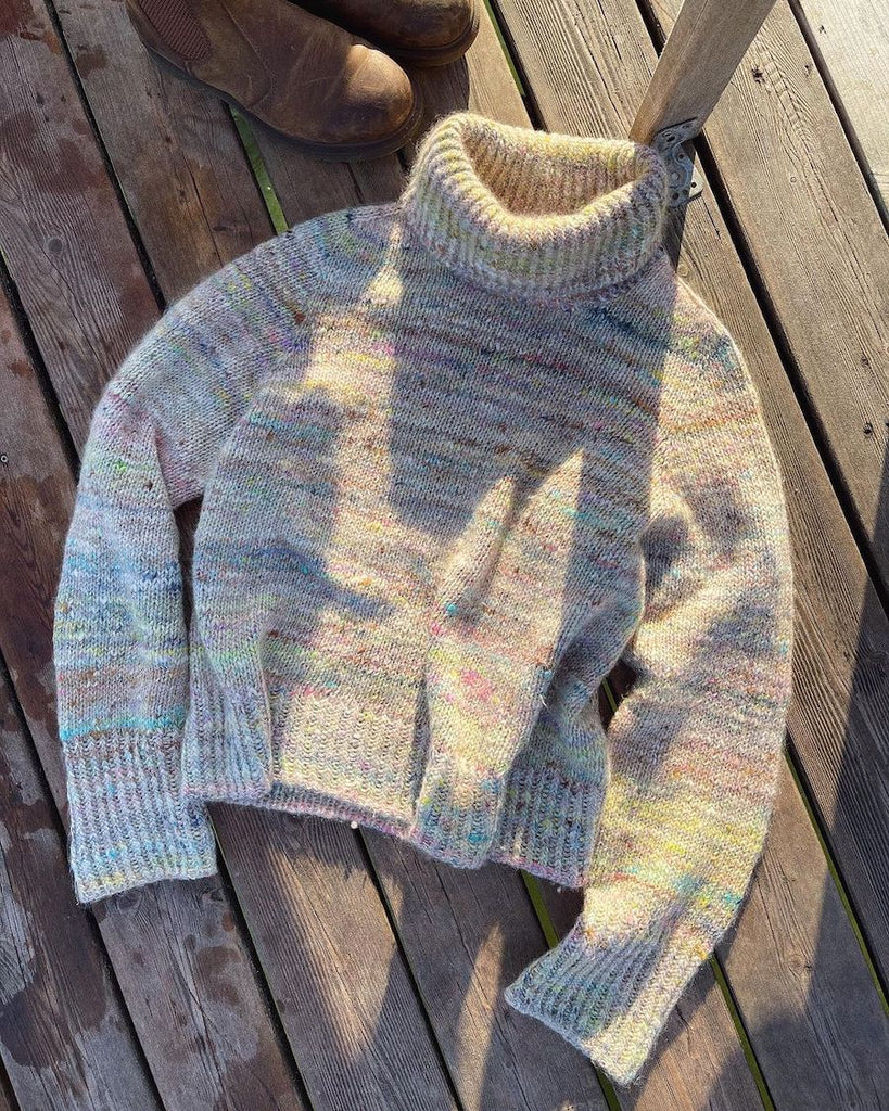 Lys multifarvet Terrazzo Sweater på badebro