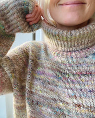 Kvinde iført lys multifarvet Terrazzo Sweater