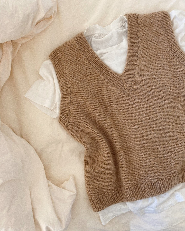 Kvinde iført beige Stockholm Slipover V-neck set fra skulderen