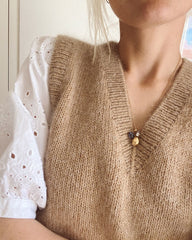 Closeup af kvinde iført beige Stockholm Slipover V-neck