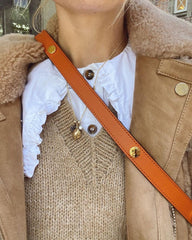 Detaljebillede af kvinde iført beige Stockholm Slipover V-neck