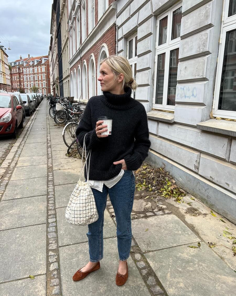 Kvinde iført koksgrå Wednesday Sweater