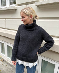 Kvinde iført koksgrå Wednesday Sweater