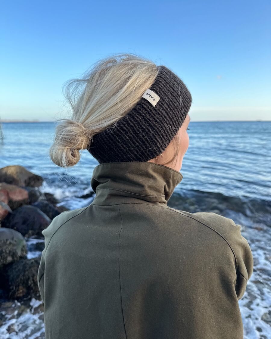 Kvinde iført brunt Weekend Pandebånd set bagfra