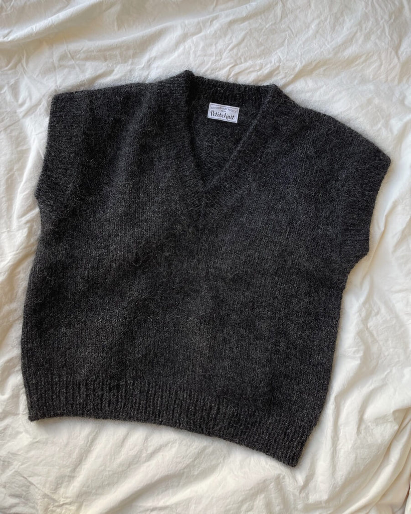 Koksgrå Weekend Slipover V-neck liggende på dyne
